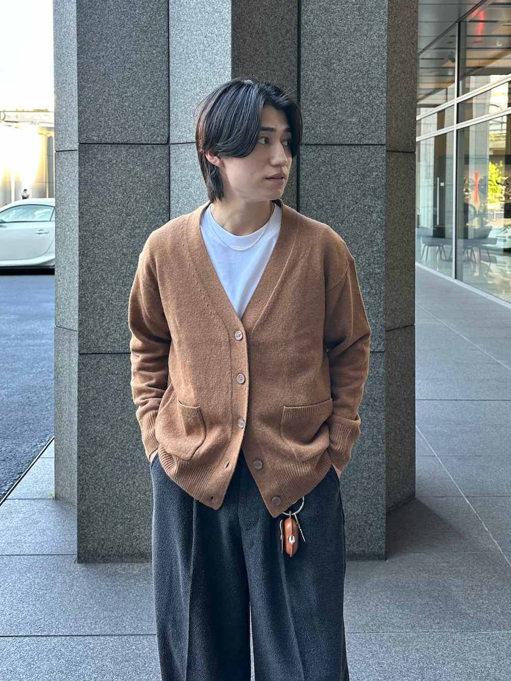 イエロー系のカーディガン/ボレロを着用したメンズの秋コーディネートの2枚目の写真