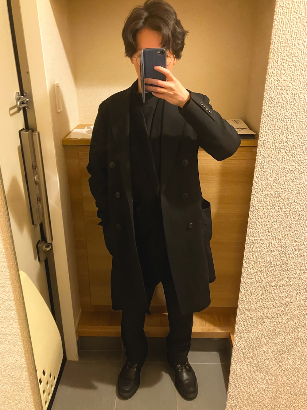 ブラック系のシャツ/ブラウス、ブラック系のテーラードジャケット、ブラック系のスラックスを着用したメンズの春コーディネートの2枚目の写真