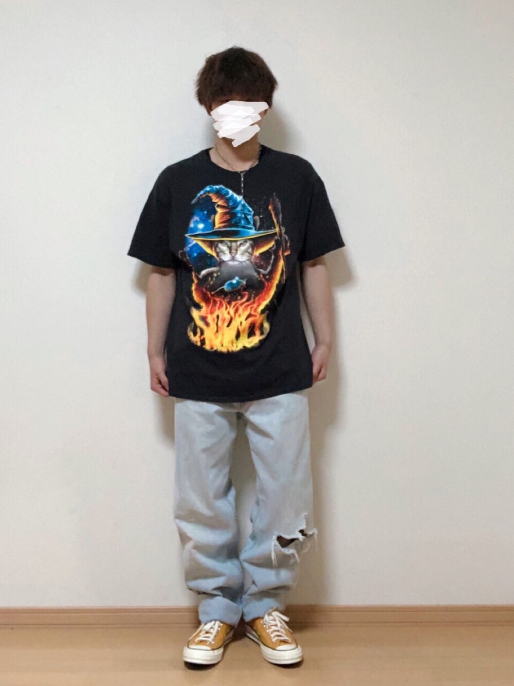 ブルー系のデニムパンツを着用したメンズの夏コーディネートの2枚目の写真