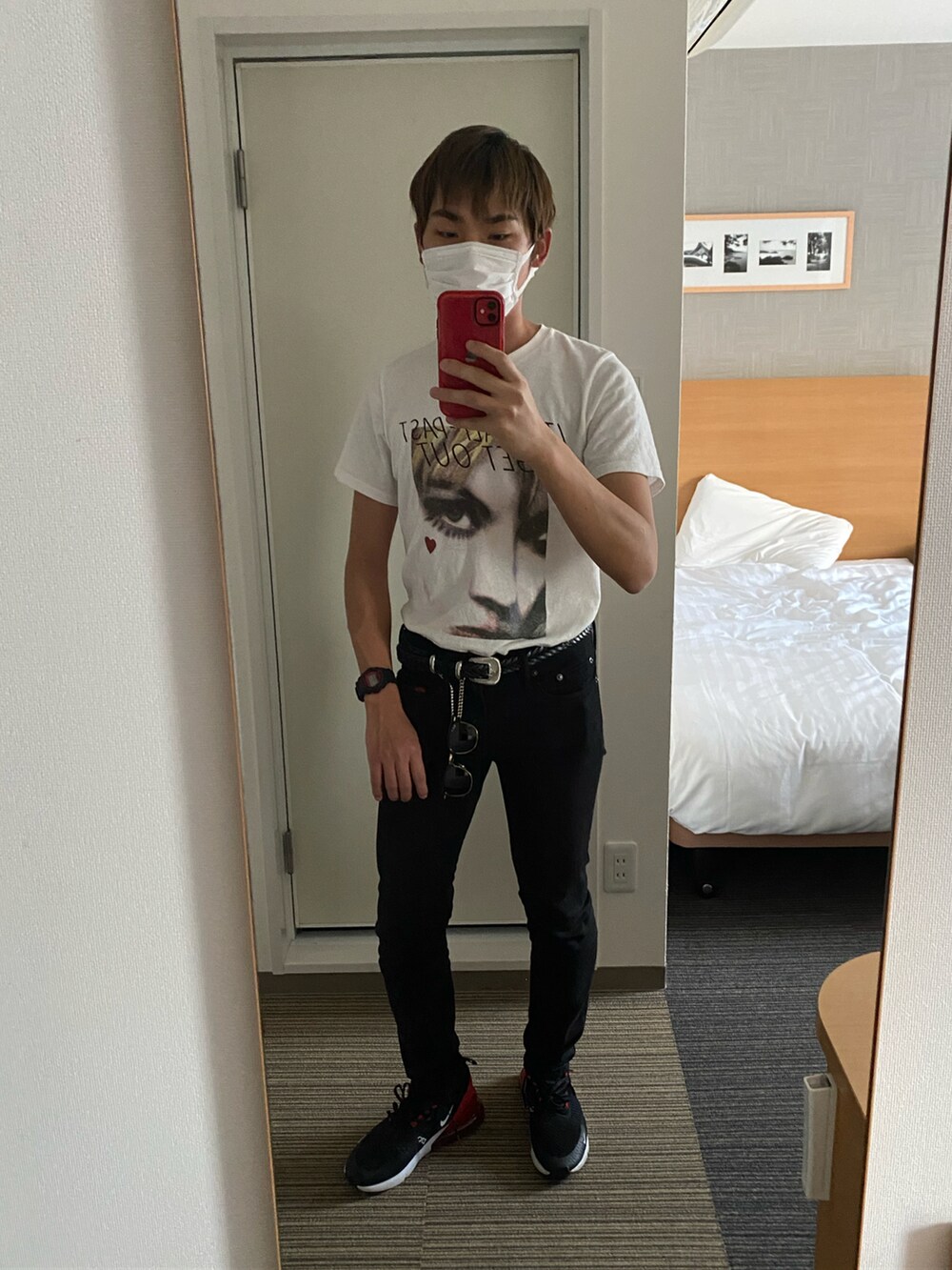 ブラック系のスニーカー、ブラック系のデニムパンツ、ホワイト系のTシャツ/カットソーを着用したメンズの春コーディネートの3枚目の写真