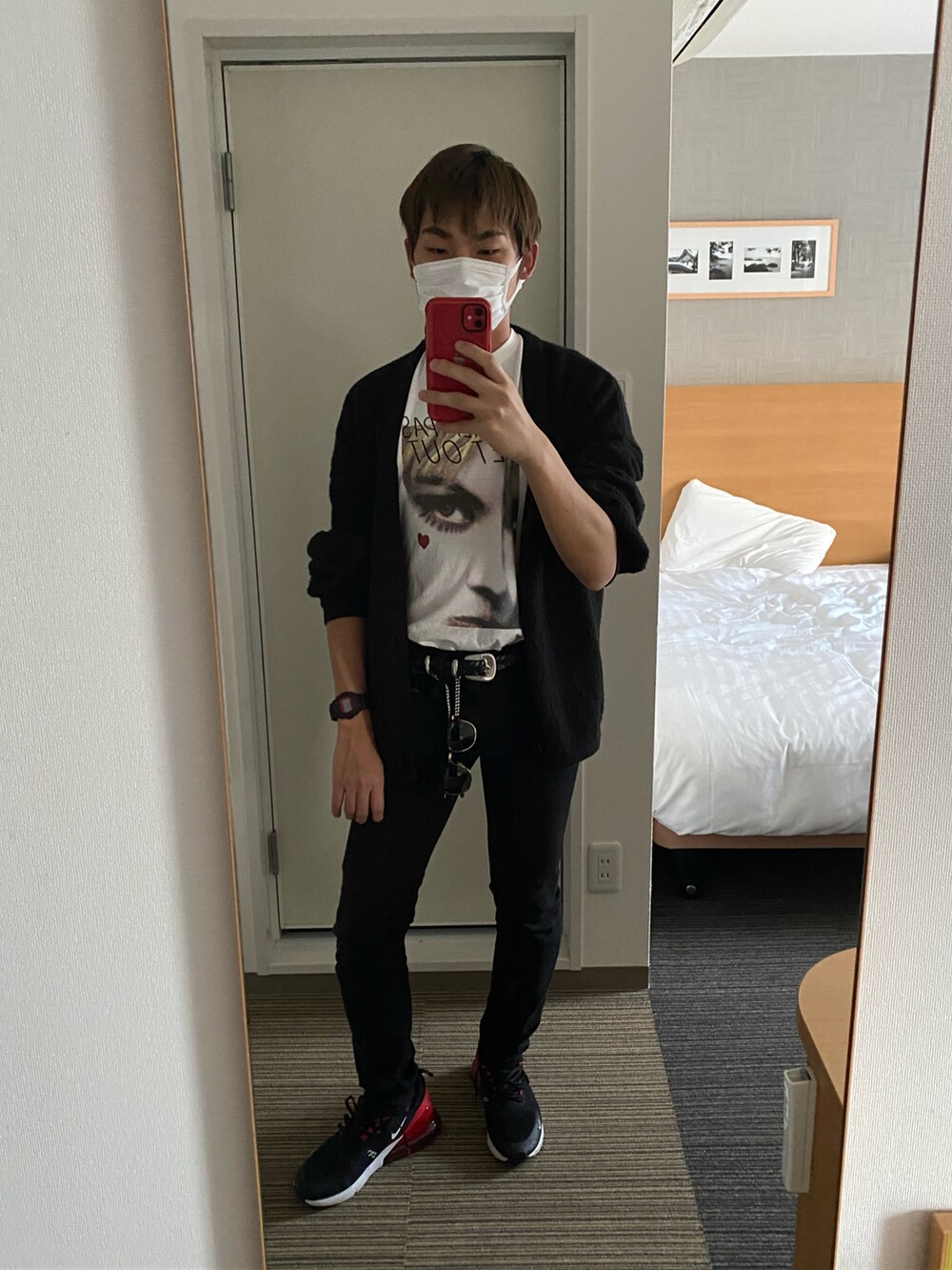 ブラック系のスニーカー、ブラック系のデニムパンツ、ホワイト系のTシャツ/カットソーを着用したメンズの春コーディネートの4枚目の写真