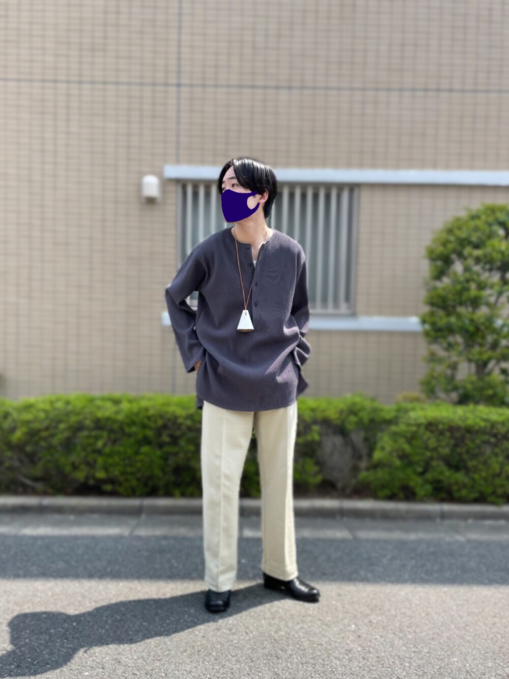「MATSUFUJI、post production、春夏コーデ、ヘンリーネック、きれいめカジュアル、スウェットパンツ、ホワイトパンツ、クロシェット、リップル、ストライプ」｜「MATSUFUJIのアイテム（スウェットパンツ、ベージュ系）」を使った、KEITO MIYAIさん（メンズ・172cm）の春コーディネートの2枚目の写真