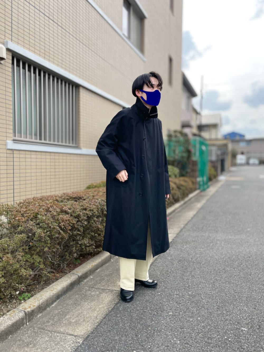 「バルカラーコート、ハーフジップ、スウェット、スウェットパンツ、サイドゴアブーツ、モノトーン、白パンツ、シンプルコーデ、ステンカラーコート、MATSUFUJI」｜「LENOのアイテム（ステンカラーコート、ブラック系）」を使った、KEITO MIYAIさん（メンズ・172cm）の冬コーディネートの2枚目の写真