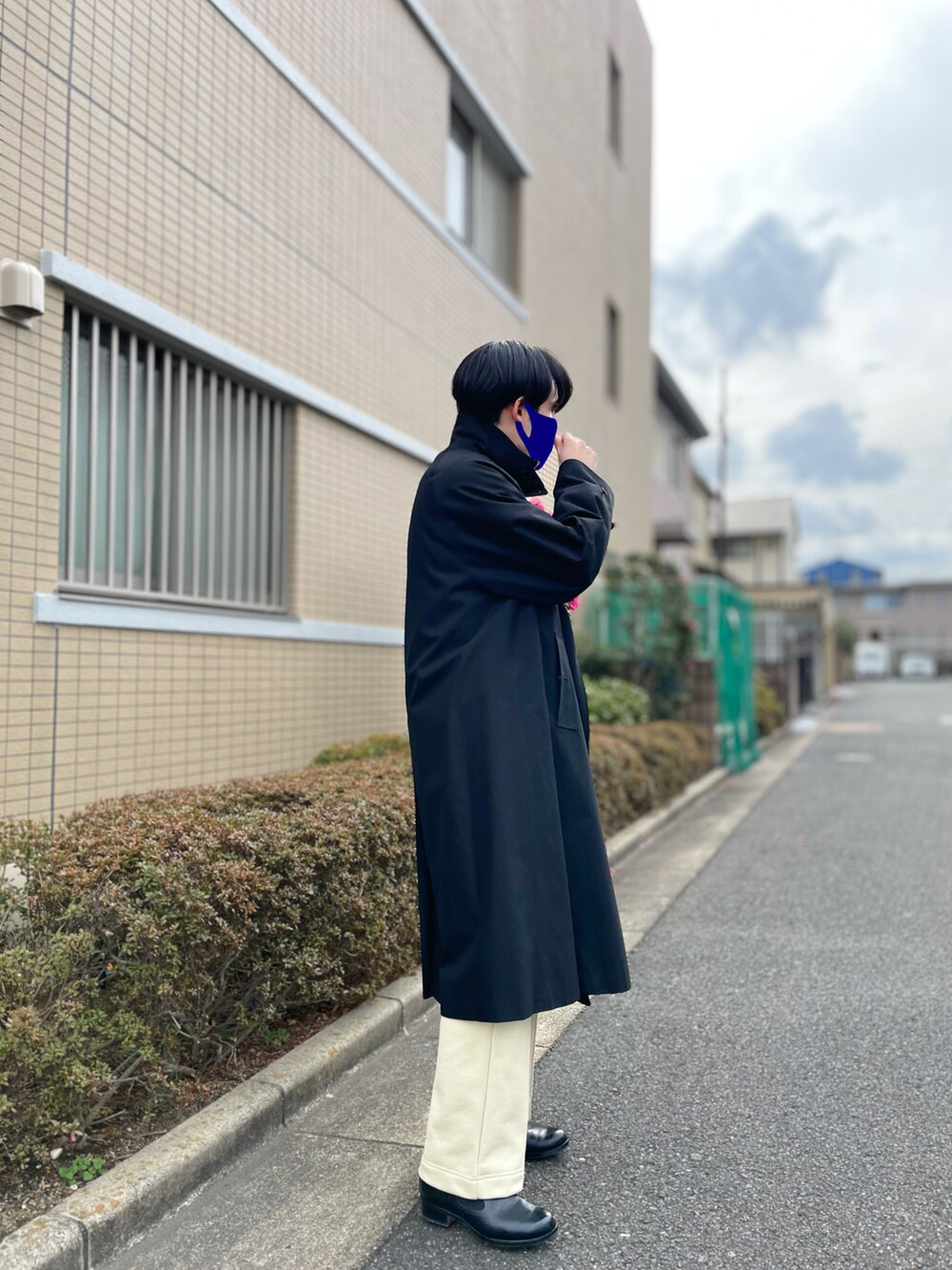 「バルカラーコート、ハーフジップ、スウェット、スウェットパンツ、サイドゴアブーツ、モノトーン、白パンツ、シンプルコーデ、ステンカラーコート、MATSUFUJI」｜「LENOのアイテム（ステンカラーコート、ブラック系）」を使った、KEITO MIYAIさん（メンズ・172cm）の冬コーディネートの3枚目の写真