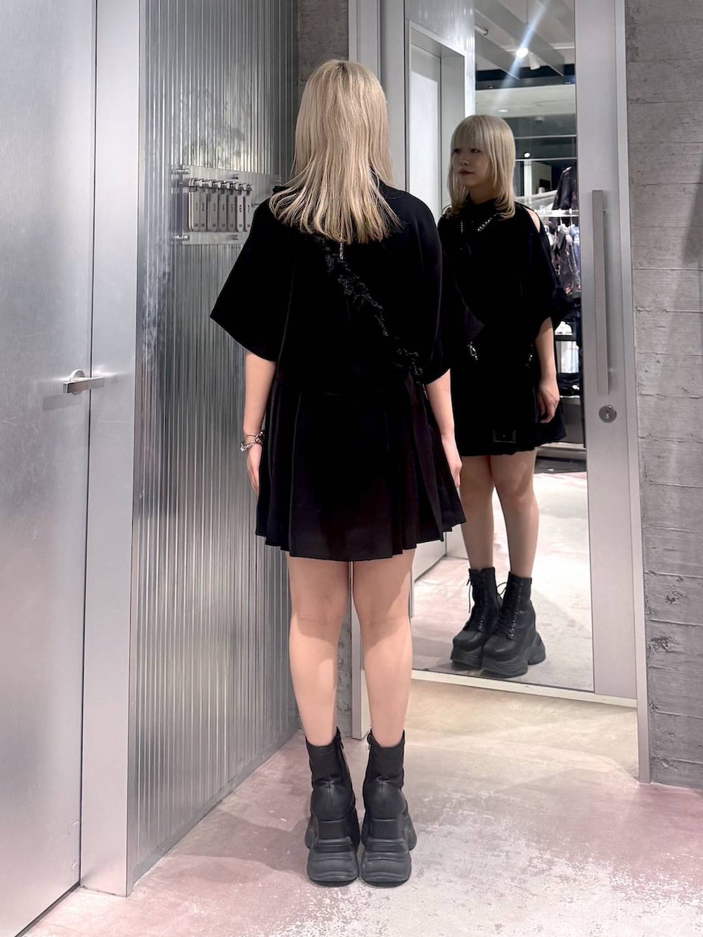 「低身長、女子ウケ、差し色コーデ、モード、モノトーン、HARE」｜「HAREのネクタイネックレス(HARE)（ネクタイ、ブラック系）」を使った、おひめさん（レディース・151cm）の夏コーディネートの3枚目の写真