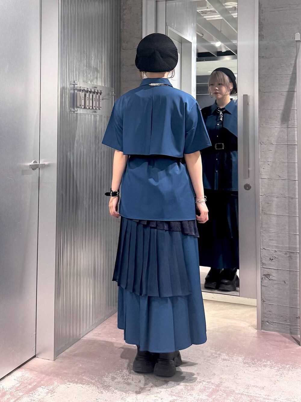 「低身長、女子ウケ、差し色コーデ、モード、セットアップ、カラーコーデ_HARE、HARE」｜「HAREの2PSETバングル(HARE)（バングル/リストバンド、シルバー系）」を使った、おひめさん（レディース・151cm）の春コーディネートの3枚目の写真