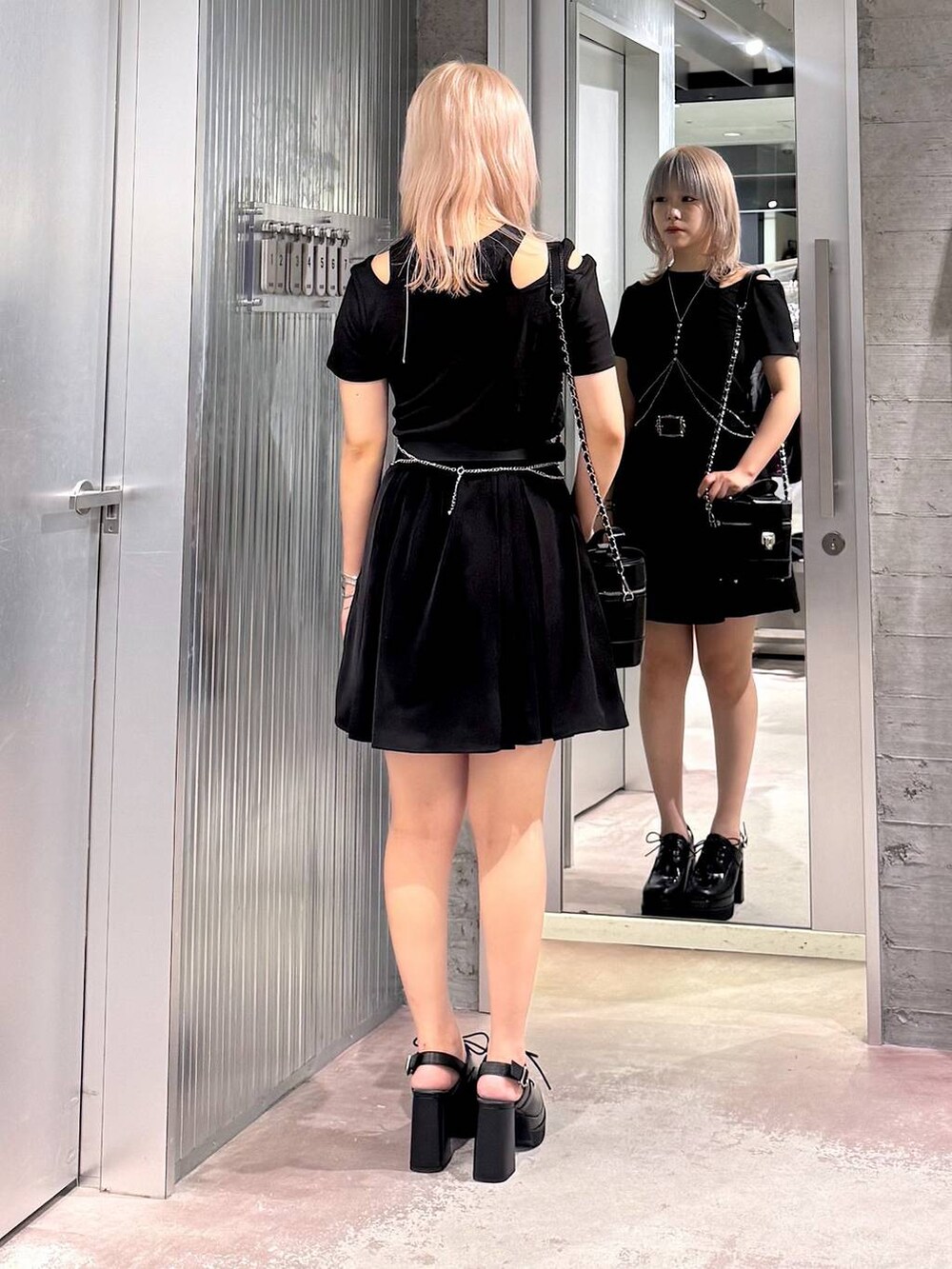 ブラック系のその他パンツ、ブラック系のサンダル、ブラック系のショルダーバッグを着用したレディースの夏コーディネートの4枚目の写真