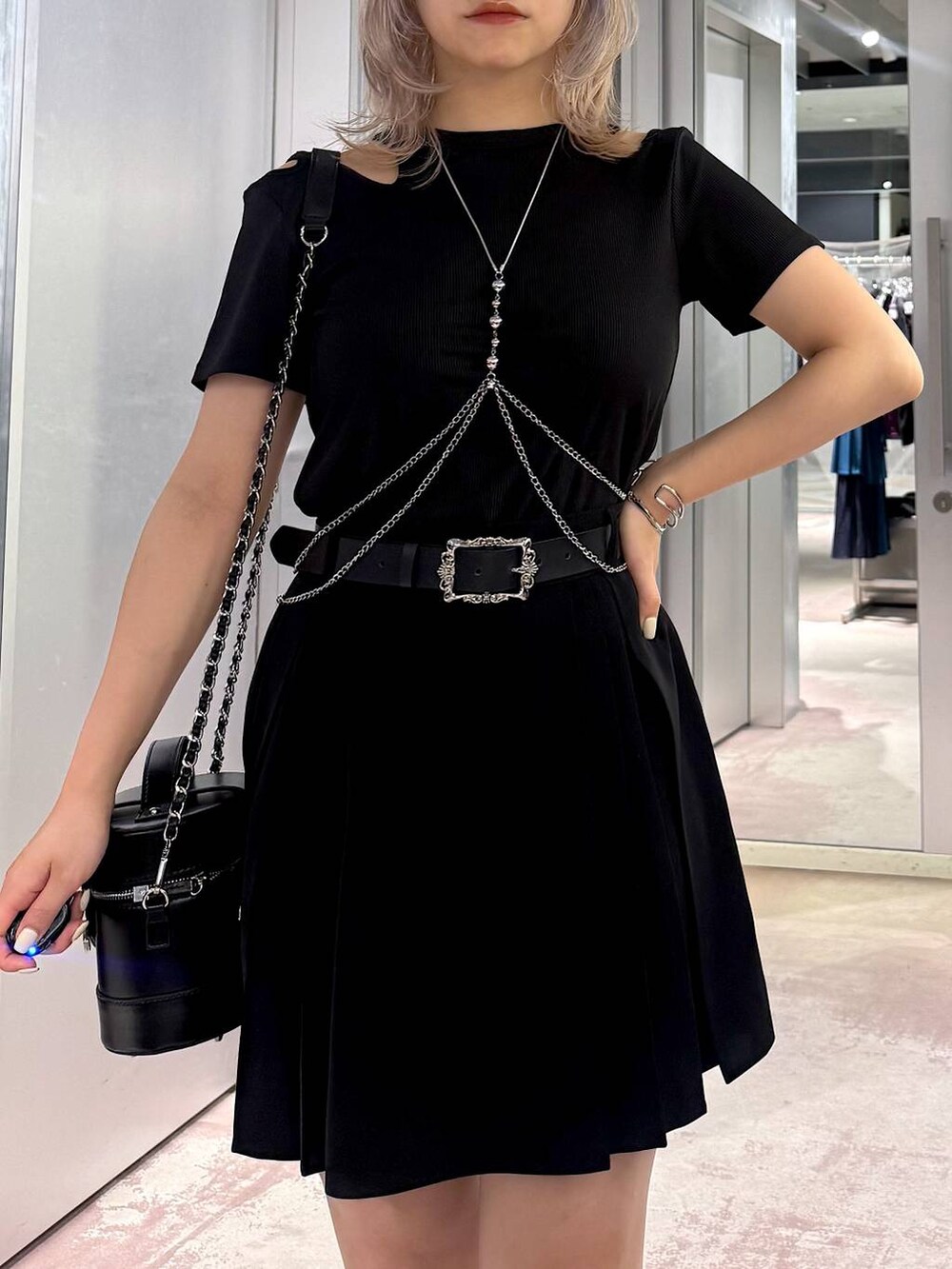 ブラック系のその他パンツ、ブラック系のサンダル、ブラック系のショルダーバッグを着用したレディースの夏コーディネートの5枚目の写真