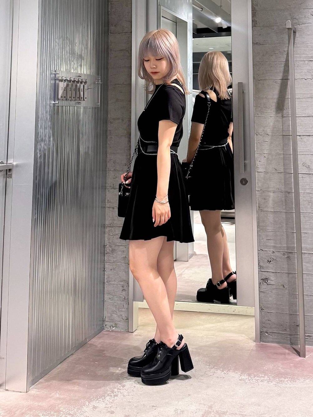 ブラック系のその他パンツ、ブラック系のサンダル、ブラック系のショルダーバッグを着用したレディースの夏コーディネートの3枚目の写真