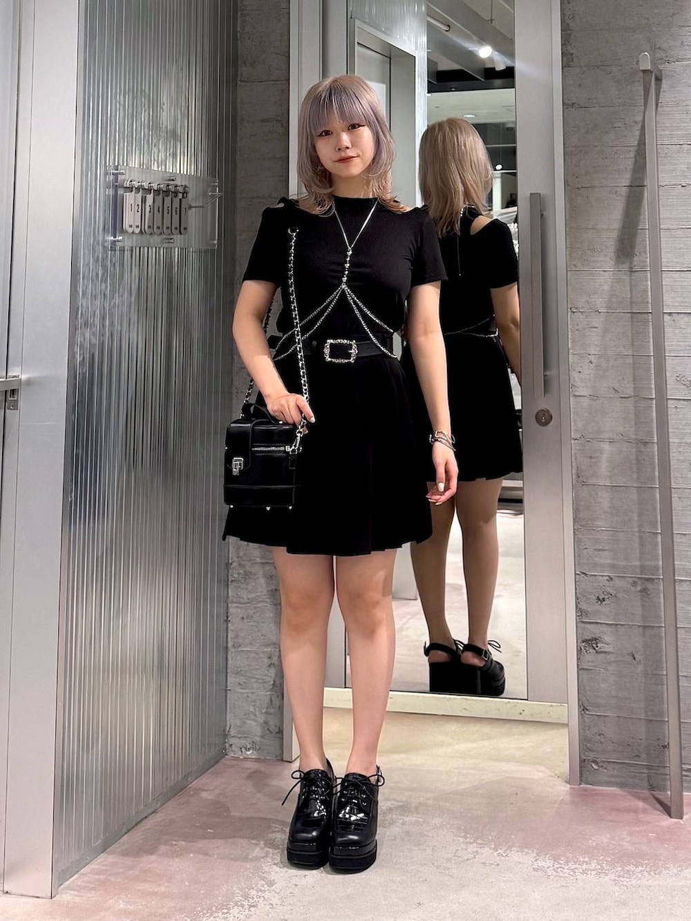ブラック系のその他パンツ、ブラック系のサンダル、ブラック系のショルダーバッグを着用したレディースの夏コーディネートの2枚目の写真