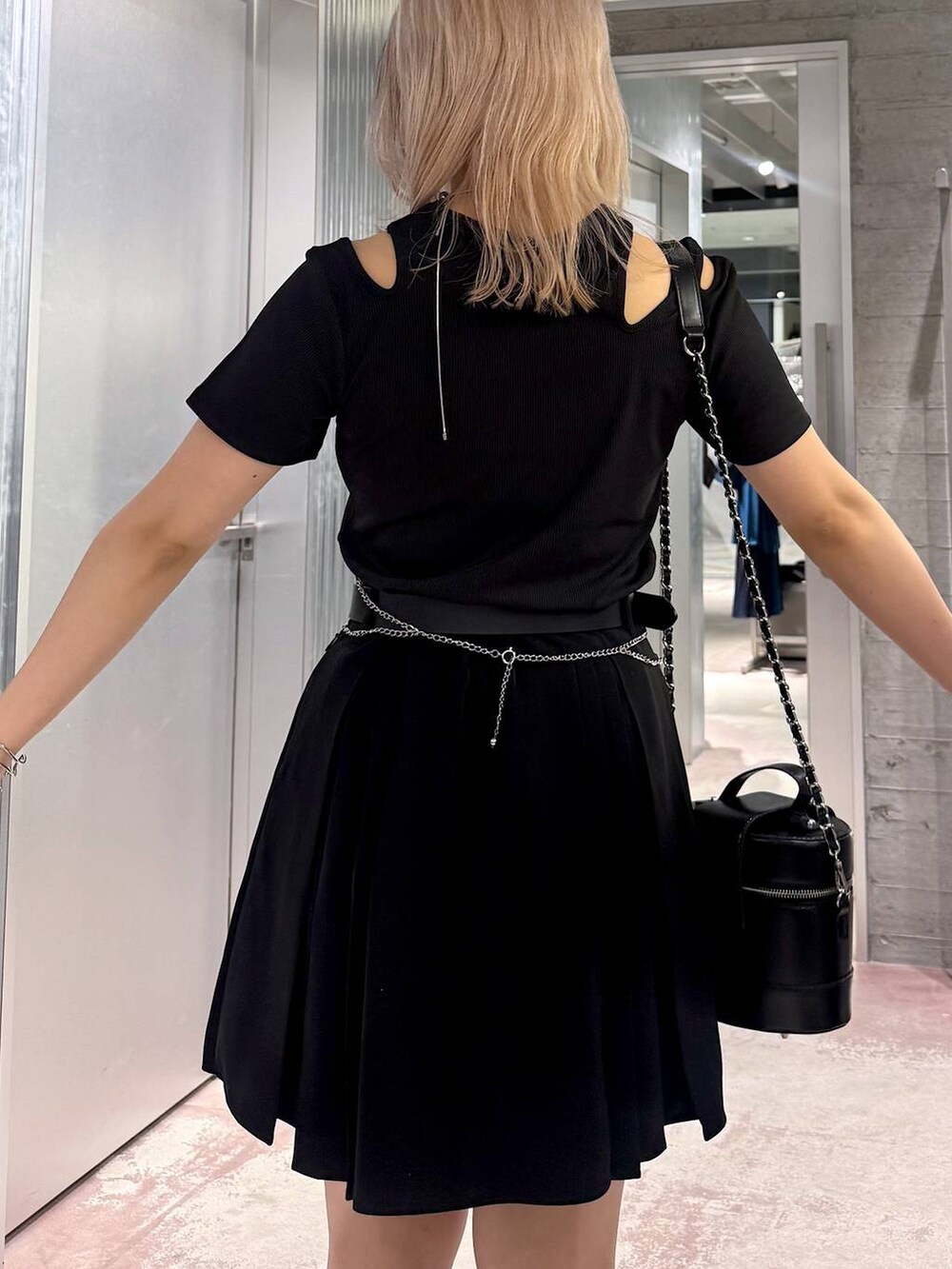 ブラック系のその他パンツ、ブラック系のサンダル、ブラック系のショルダーバッグを着用したレディースの夏コーディネートの6枚目の写真