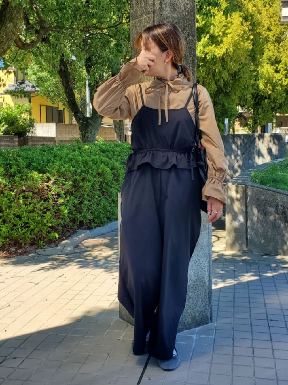 ブルー系のデニムパンツ、ベージュ系のシャツ/ブラウス、レッド系のバレエシューズを着用したレディースの秋コーディネートの5枚目の写真