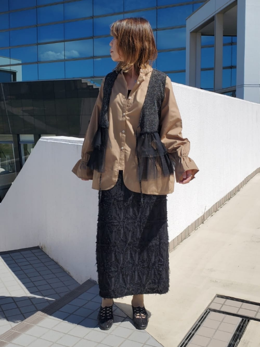 ブルー系のデニムパンツ、ベージュ系のシャツ/ブラウス、レッド系のバレエシューズを着用したレディースの秋コーディネートの3枚目の写真
