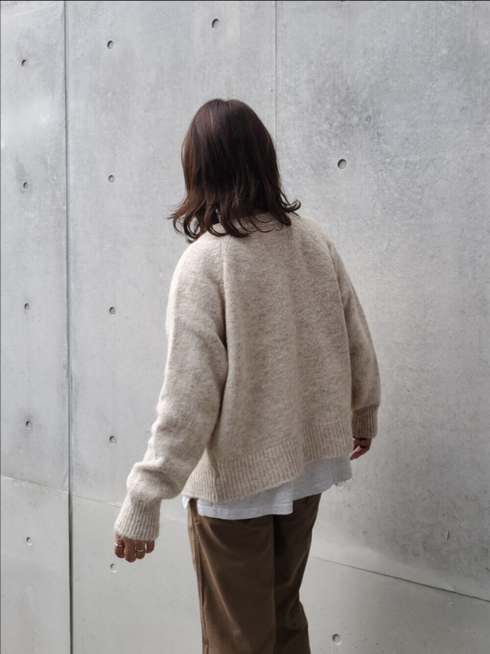 ブラック系のシューズ、ブラウン系のチノパンツ、ホワイト系のTシャツ/カットソーを着用したレディースの秋コーディネートの3枚目の写真