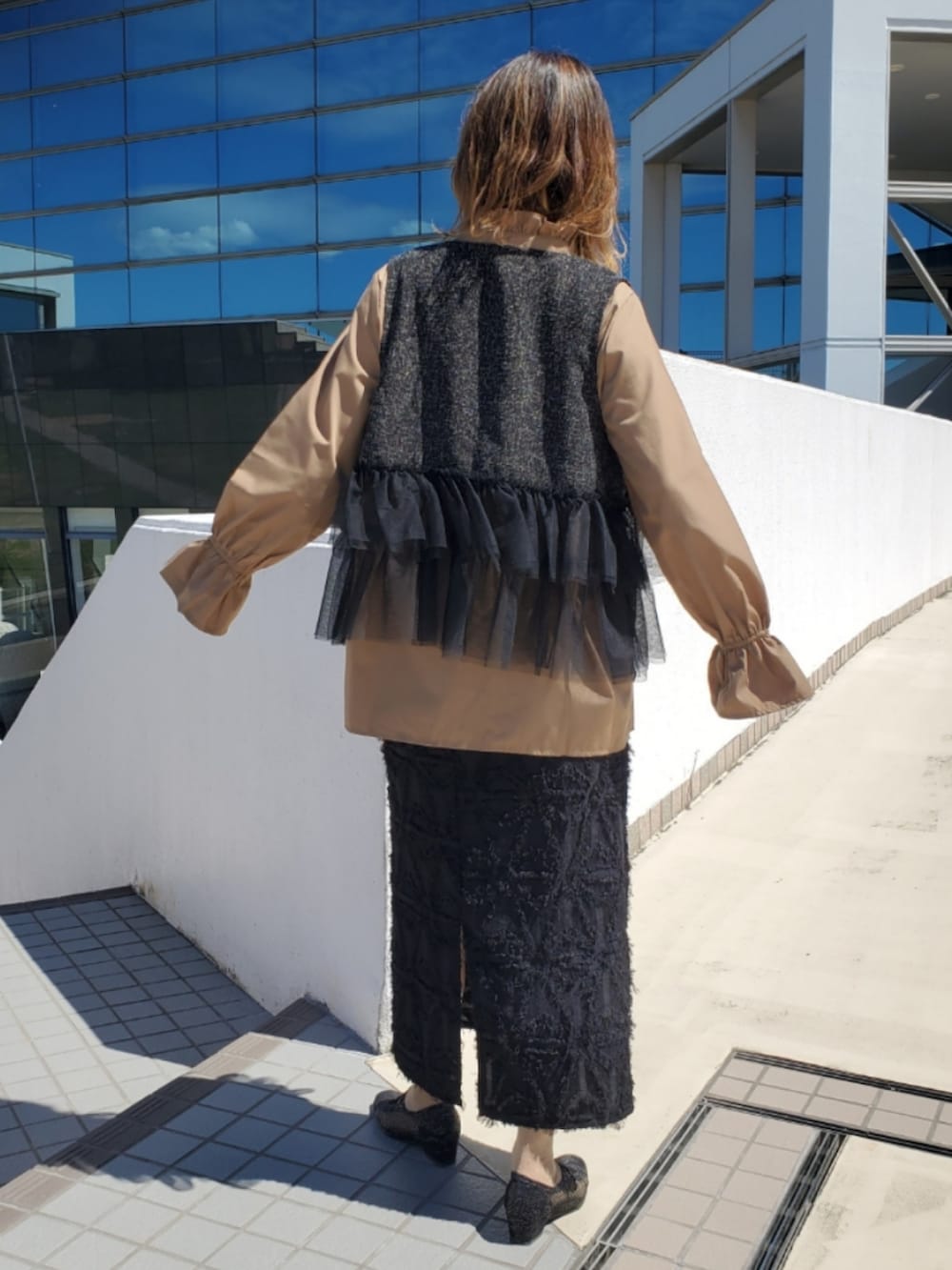 ブルー系のデニムパンツ、ベージュ系のシャツ/ブラウス、レッド系のバレエシューズを着用したレディースの秋コーディネートの4枚目の写真