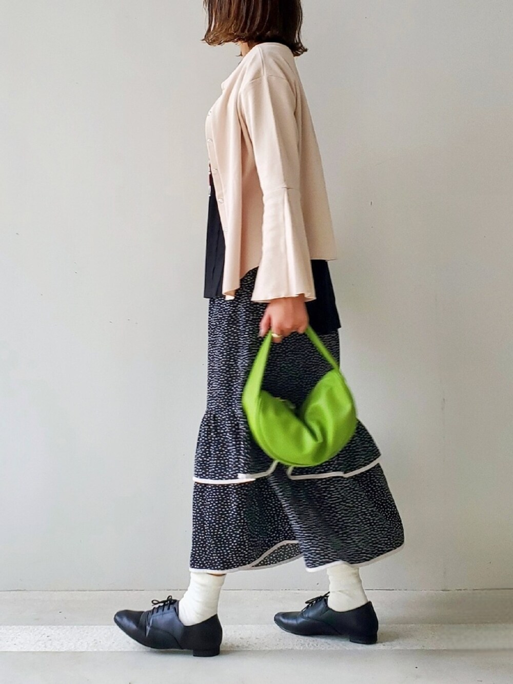 「カーディガン、２ＷＡＹ、ベルスリーブ、フレアスリーブ、レイヤードスタイル、モノトーン、モノトーンコーデ、秋コーデ、秋服準備はじめました、大人カジュアル、プチプラコーデ、ドット、ドット柄、スカート、レースアップシューズ」｜「3coinsのハーフムーンバッグ（ショルダーバッグ、グリーン系）」を使った、☆suga☆さん（レディース・162cm）の秋コーディネートの3枚目の写真