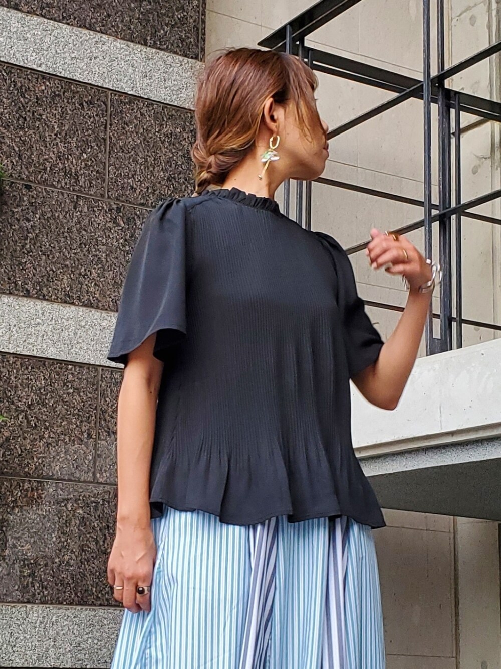 ブラック系のシャツ/ブラウス、その他のスカート、ホワイト系のサンダルを着用したレディースの夏コーディネートの4枚目の写真
