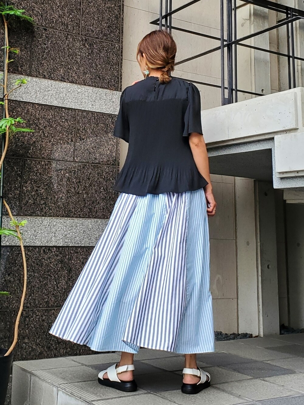 ブラック系のシャツ/ブラウス、その他のスカート、ホワイト系のサンダルを着用したレディースの夏コーディネートの2枚目の写真