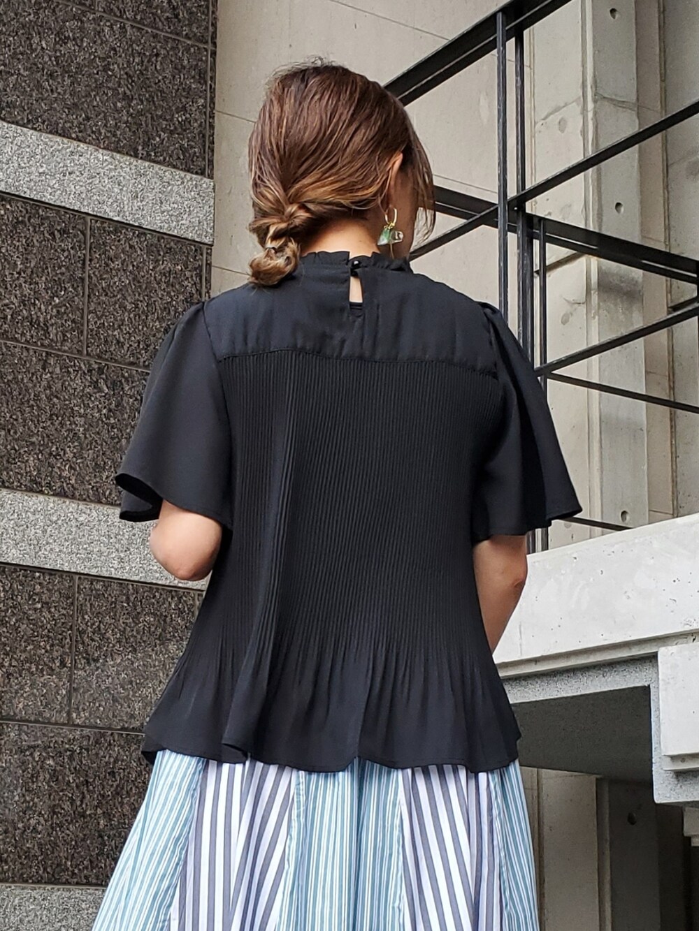 ブラック系のシャツ/ブラウス、その他のスカート、ホワイト系のサンダルを着用したレディースの夏コーディネートの3枚目の写真