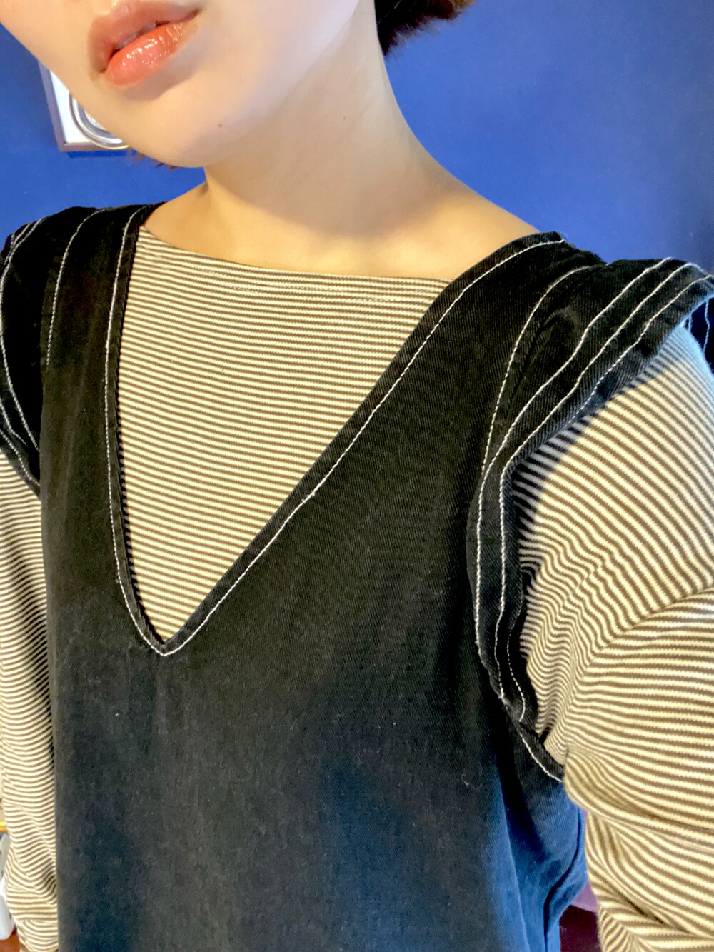 ブラック系のワンピース、ブラック系のショルダーバッグ、ブラック系のシューズを着用したレディースの秋コーディネートの2枚目の写真