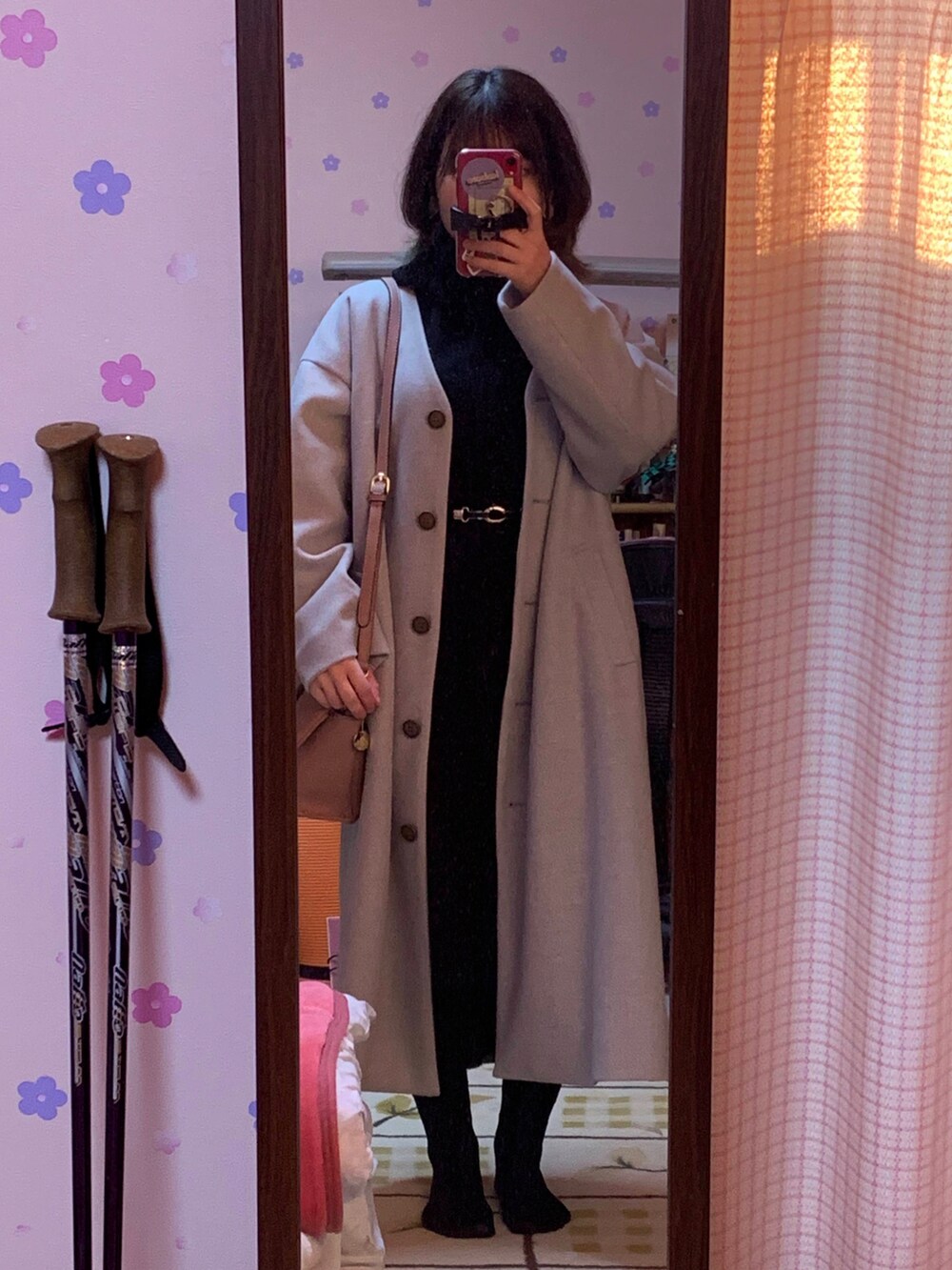 ブラック系のワンピース、ピンク系のショルダーバッグを着用したレディースの春コーディネートの2枚目の写真