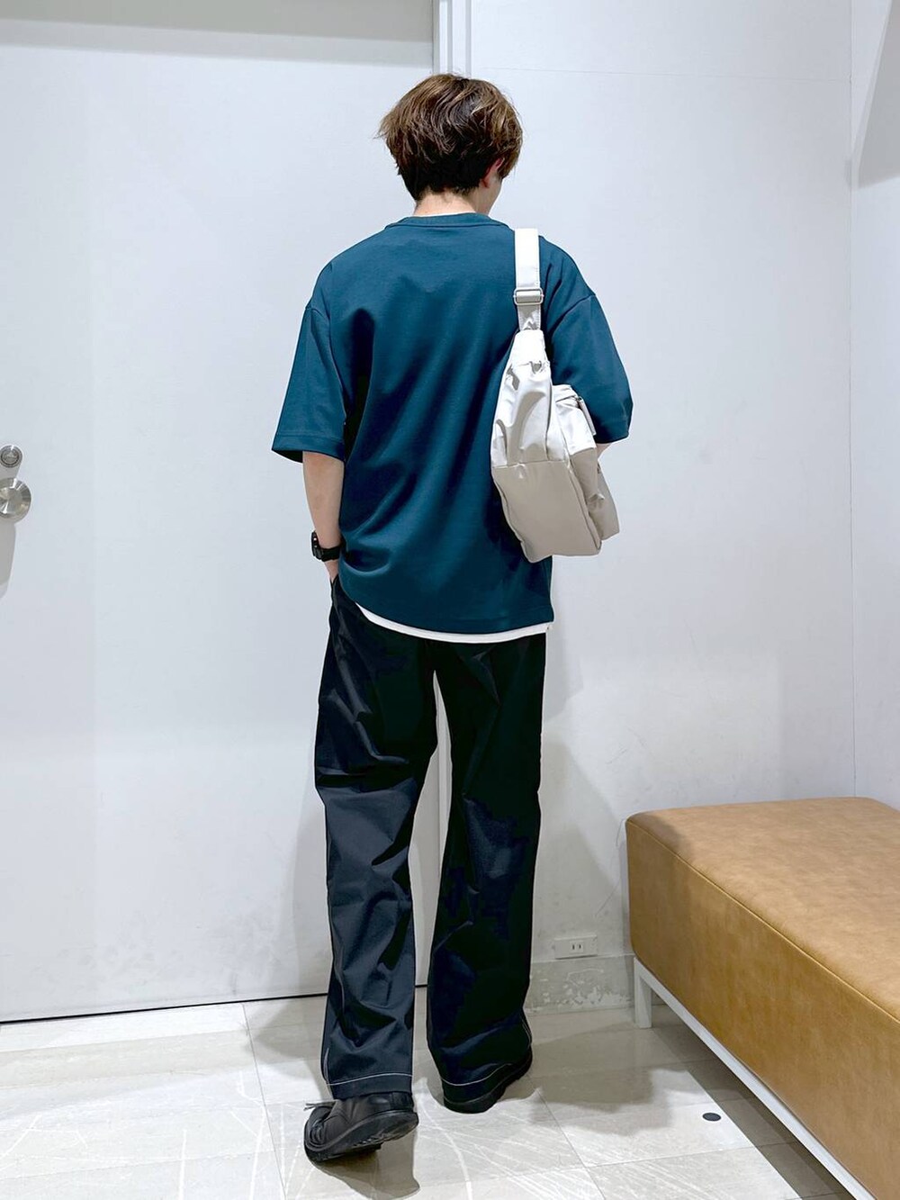 「きれいめ、女子ウケ、ゆったり、テーマパーク、休日コーデ、デート/ロマンティック、どっと変わっちゃえ、スウェット、パンツ、ワイドパンツ、春コーデ、楽ちんコーデ、ベーシック/シンプル、カジュアル、旅行」｜「GLOBAL WORKの撥水ライト7ポケットショルダー/126873（ショルダーバッグ、グレー系）」を使った、おのさん（メンズ・175cm）の春コーディネートの3枚目の写真