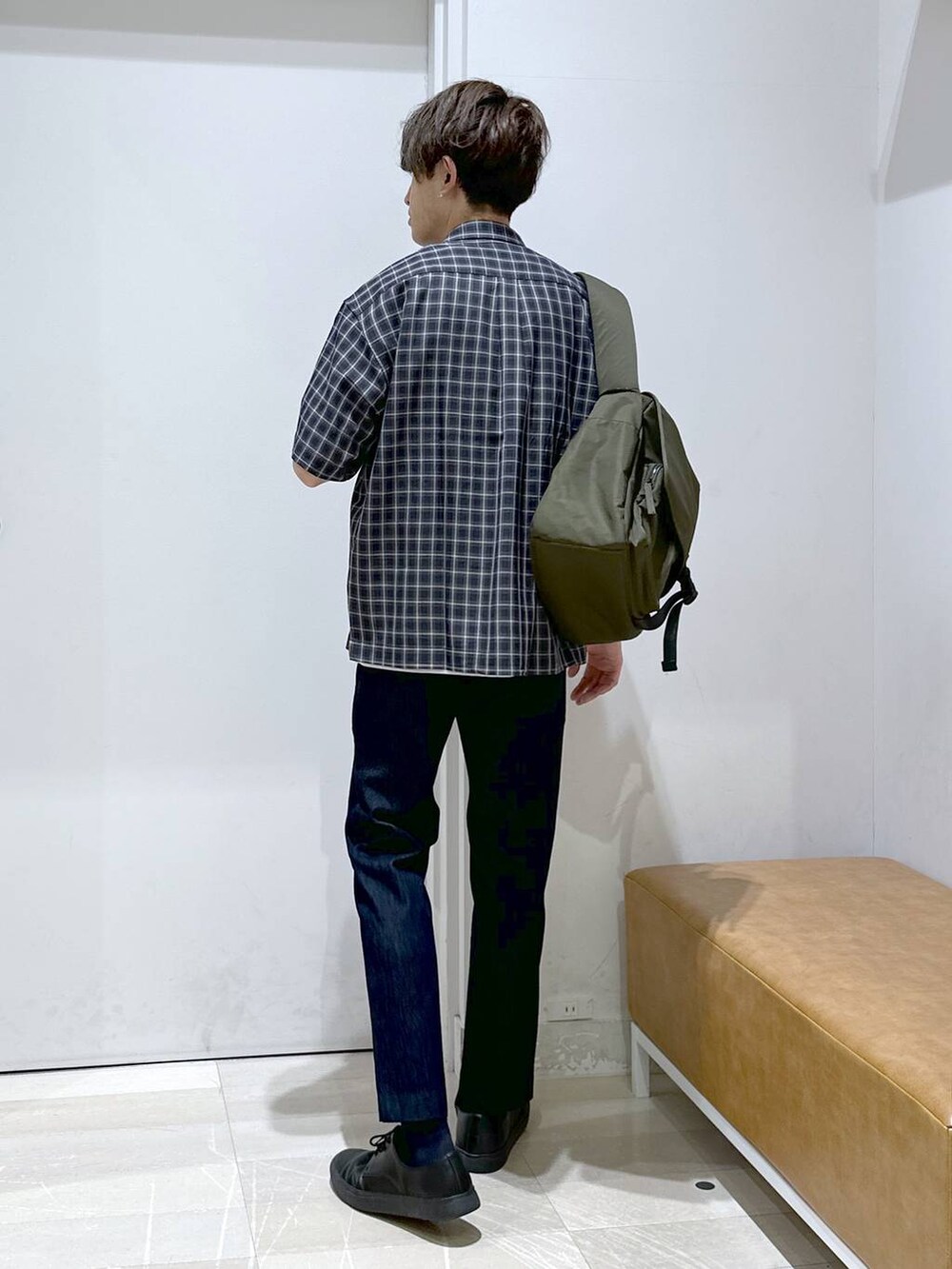 「きれいめ、女子ウケ、ゆったり、テーマパーク、休日コーデ、デート/ロマンティック、楽ちんコーデ、ベーシック/シンプル、カジュアル、旅行、GLOBAL WORK、どっと変わっちゃえ、シャツ、Tシャツ、パンツ」|「GLOBAL WORKの撥水スマらくメッセンジャー/286146(メッセンジャーバッグ、グリーン系)」を使った、おのさん(メンズ・175cm)の夏コーディネートの3枚目の写真