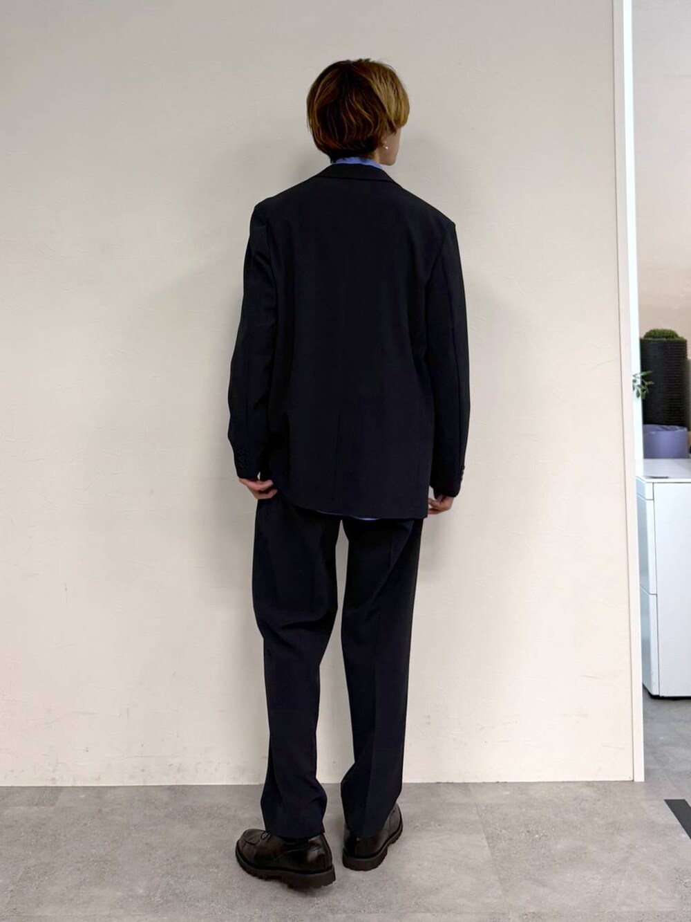 ブルー系のシャツ/ブラウス、ブルー系のスラックス、ブルー系のテーラードジャケットを着用したメンズの春コーディネートの3枚目の写真