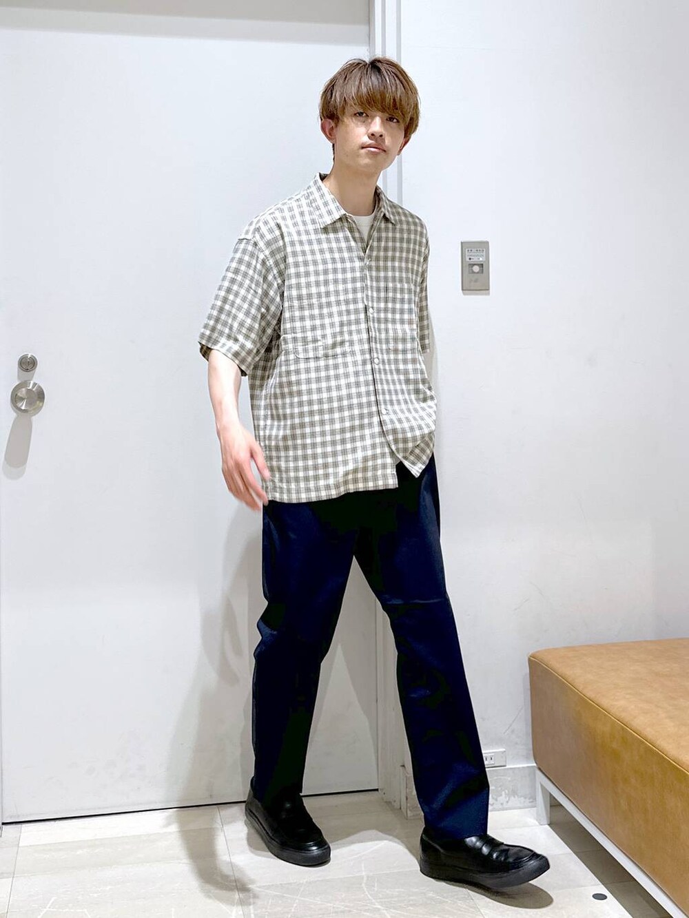 「きれいめ、女子ウケ、ゆったり、テーマパーク、休日コーデ、デート/ロマンティック、楽ちんコーデ、ベーシック/シンプル、カジュアル、旅行、GLOBAL WORK、どっと変わっちゃえ、シャツ、パンツ、テーパードパンツ」｜「GLOBAL WORKのエアかるイージーパンツ/フルレングス/287559（その他パンツ、ブルー系）」を使った、おのさん（メンズ・175cm）の春コーディネートの2枚目の写真