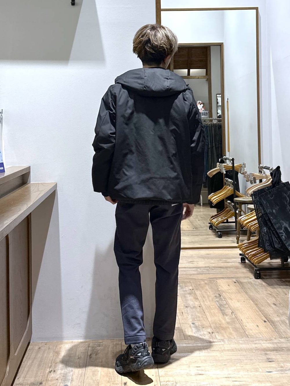 ブラック系のブルゾン、ブルー系のその他パンツ、ブルー系のニット/セーターを着用したメンズの冬コーディネートの3枚目の写真