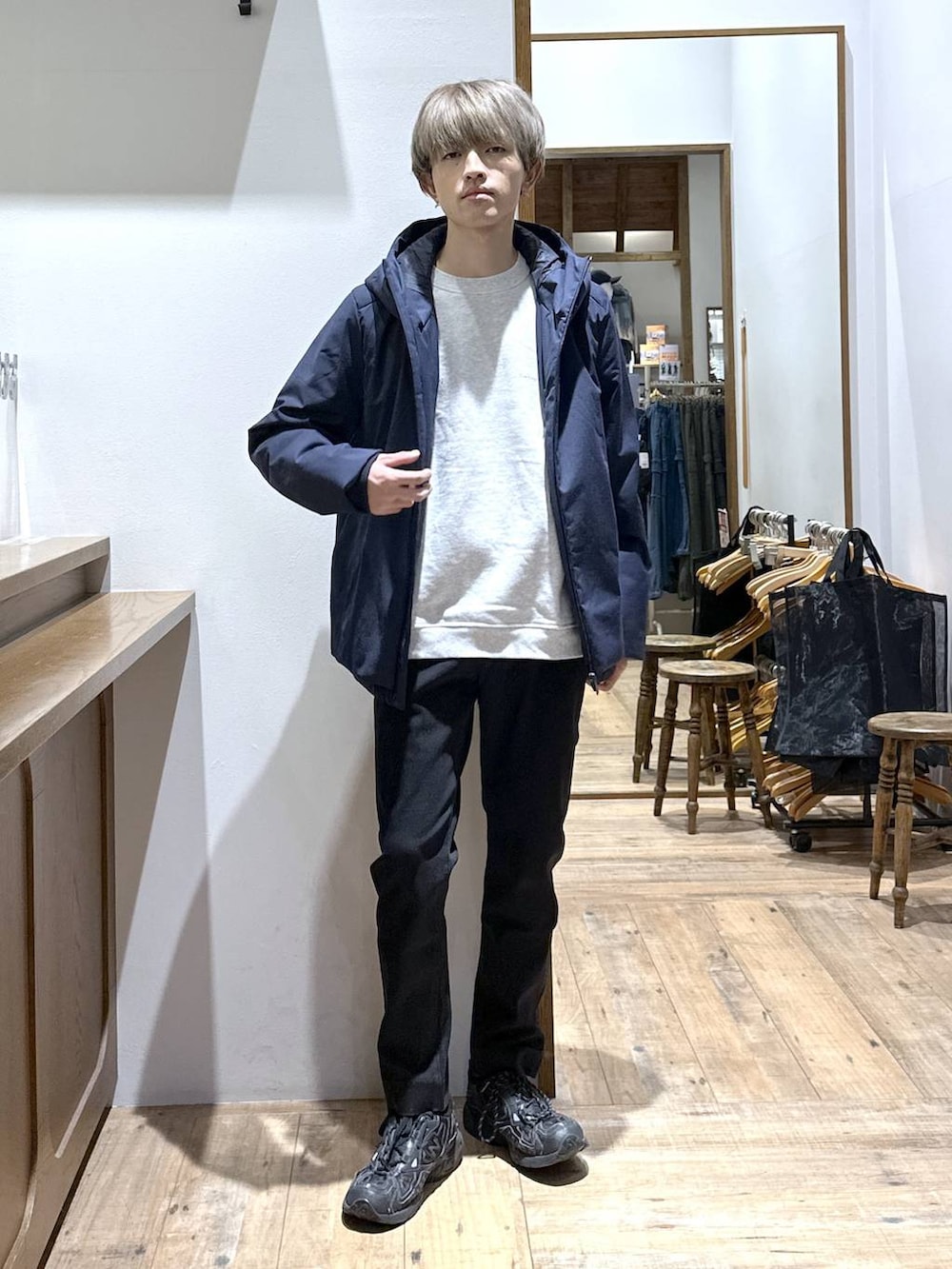 ブルー系のブルゾン、ブラック系のその他パンツ、グレー系のスウェットを着用したメンズの冬コーディネートの4枚目の写真