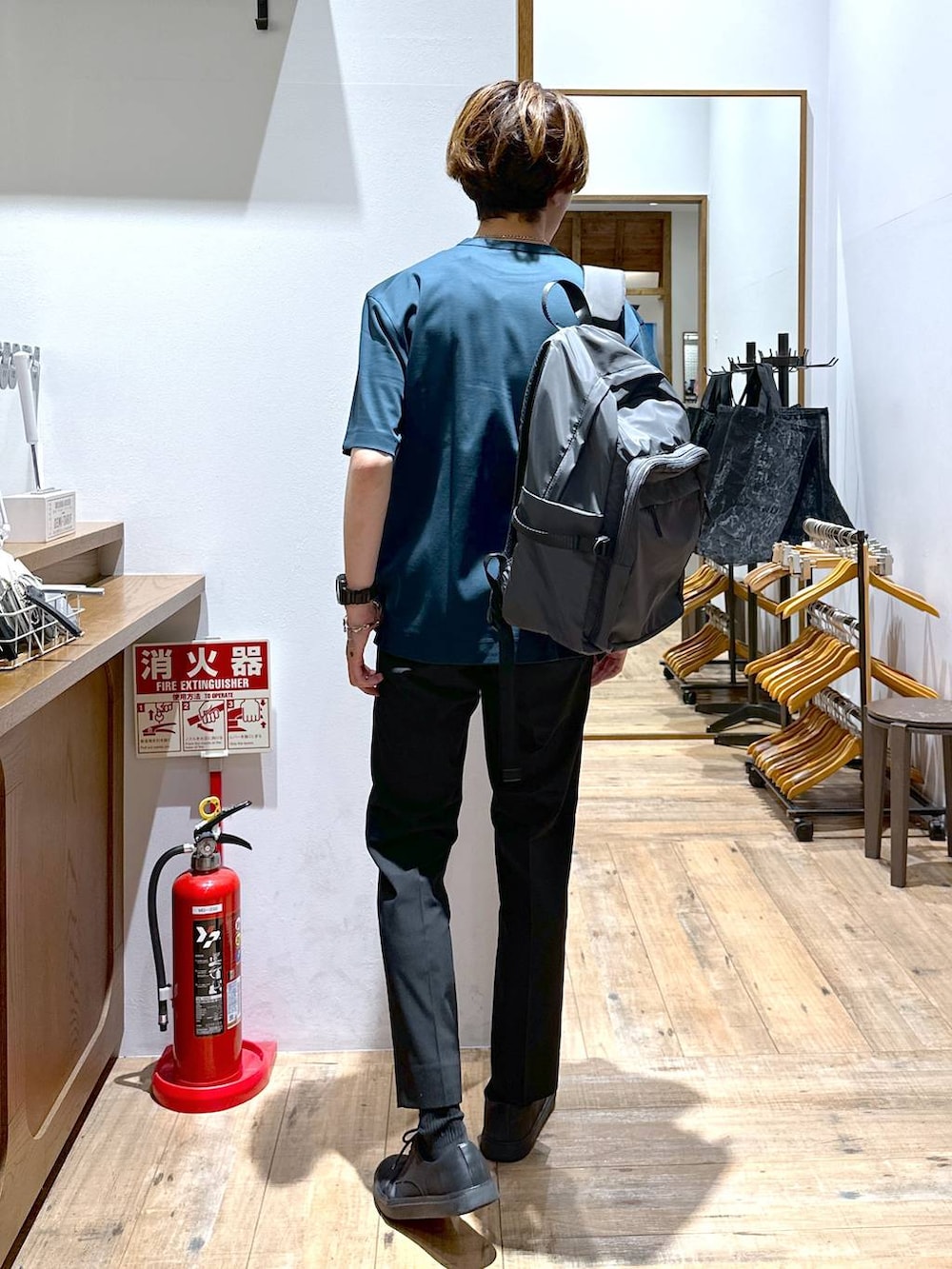 「Tシャツ、パンツ、アーバンスラックス_GLOBAL WORK、夏コーデ、カジュアルコーデ、きれいめ、女子ウケ、ゆったり、テーマパーク、休日コーデ、デート/ロマンティック、楽ちんコーデ、ベーシック/シンプル、カジュアル、旅行」｜「GLOBAL WORKの撥水ライトバッグパック/282071（バックパック/リュック、グレー系）」を使った、おのさん（メンズ・175cm）の夏コーディネートの3枚目の写真