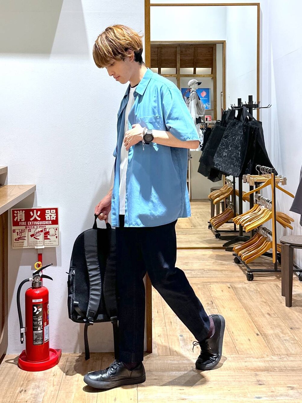 「カジュアル、旅行、GLOBAL WORK、どっと変わっちゃえ、きれいめ、女子ウケ、ゆったり、テーマパーク、休日コーデ、デート/ロマンティック、楽ちんコーデ、ベーシック/シンプル、シャツ、Tシャツ、パンツ」|「GLOBAL WORKの撥水ライトバッグパック/282071(バックパック/リュック、ブラック系)」を使った、おのさん(メンズ・175cm)の夏コーディネートの2枚目の写真