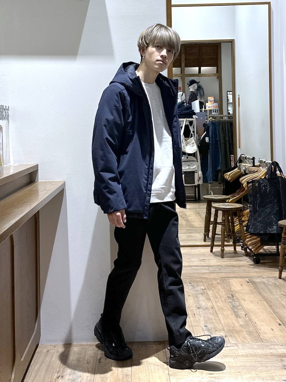 ブルー系のブルゾン、ブラック系のその他パンツ、グレー系のスウェットを着用したメンズの冬コーディネートの5枚目の写真