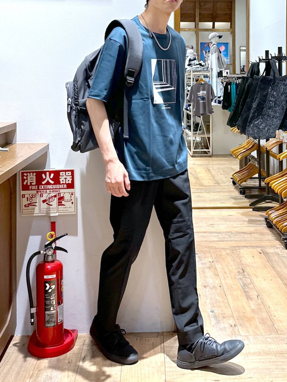 「Tシャツ、パンツ、アーバンスラックス_GLOBAL WORK、夏コーデ、カジュアルコーデ、きれいめ、女子ウケ、ゆったり、テーマパーク、休日コーデ、デート/ロマンティック、楽ちんコーデ、ベーシック/シンプル、カジュアル、旅行」｜「GLOBAL WORKの撥水ライトバッグパック/282071（バックパック/リュック、グレー系）」を使った、おのさん（メンズ・175cm）の夏コーディネートの2枚目の写真