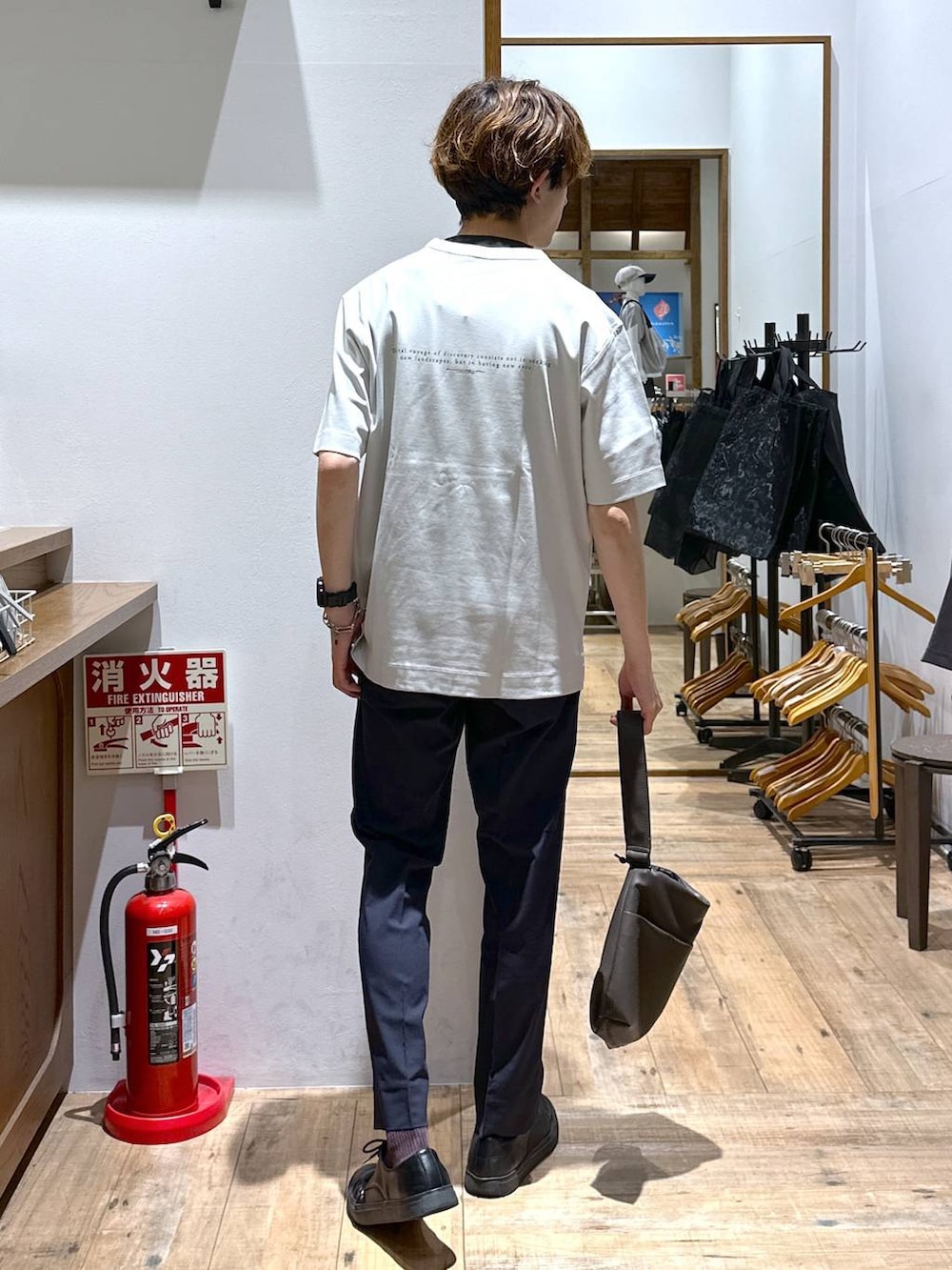 「きれいめ、女子ウケ、ゆったり、テーマパーク、休日コーデ、デート/ロマンティック、楽ちんコーデ、ベーシック/シンプル、カジュアル、旅行、GLOBAL WORK、どっと変わっちゃえ、Tシャツ、パンツ、アーバンスラックス_GLOBAL WORK」｜「GLOBAL WORKのアーバンスラックスAIR/287519（スラックス、ブルー系）」を使った、おのさん（メンズ・175cm）の夏コーディネートの3枚目の写真