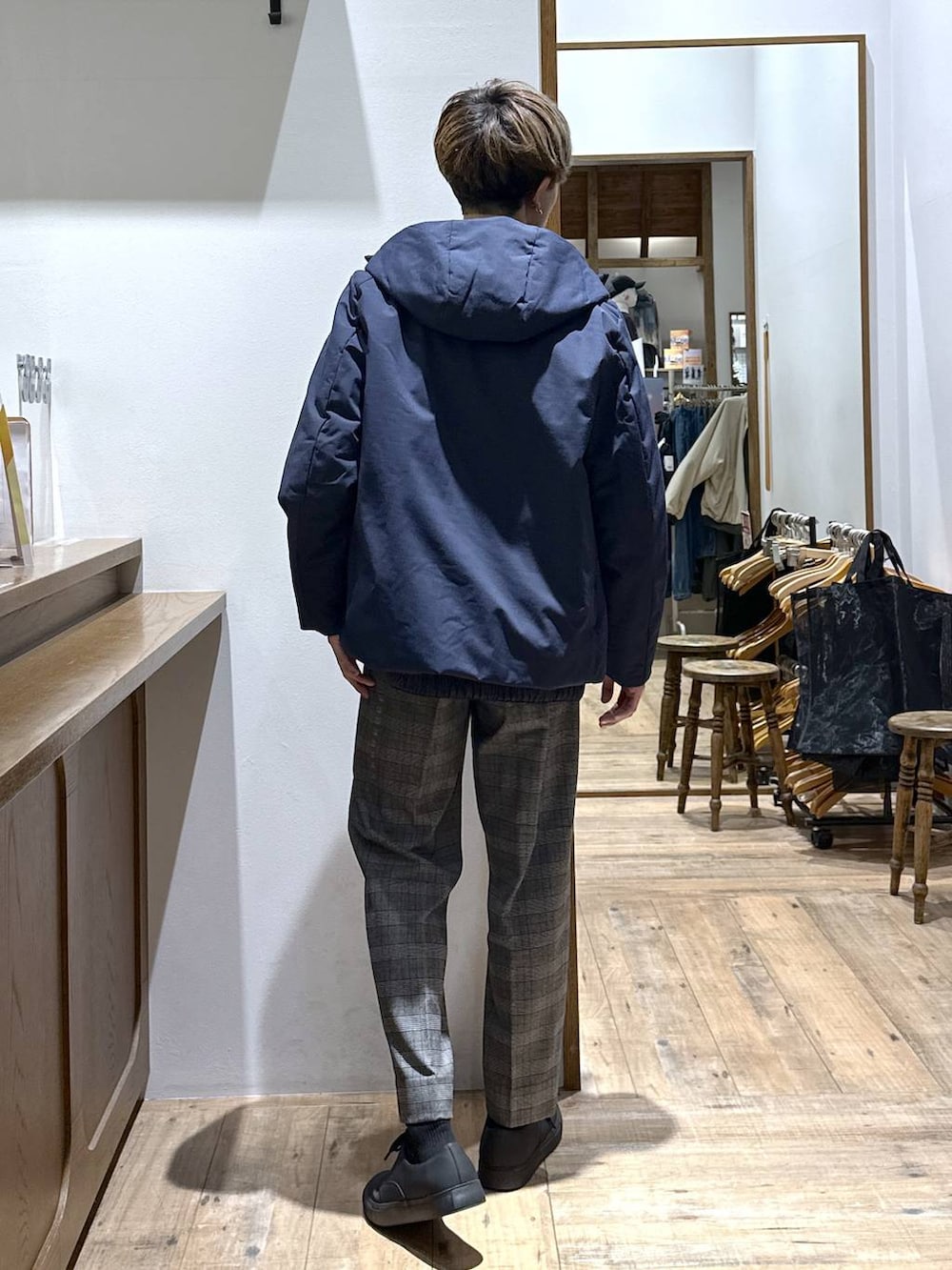 ブルー系のブルゾン、その他のスラックス、ブラック系のスウェットを着用したメンズの秋コーディネートの3枚目の写真