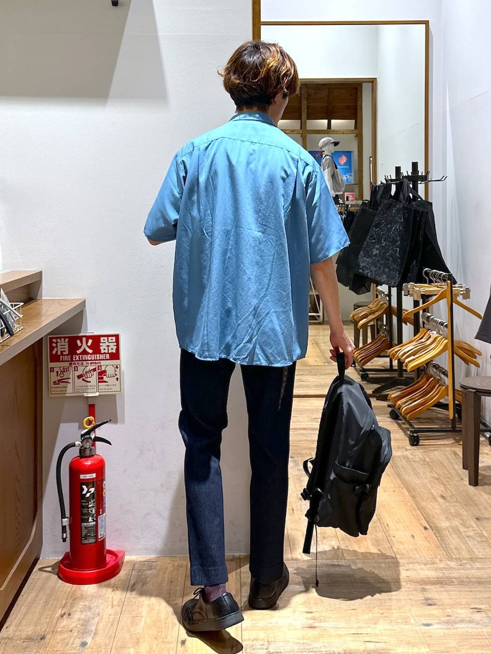 「カジュアル、旅行、GLOBAL WORK、どっと変わっちゃえ、きれいめ、女子ウケ、ゆったり、テーマパーク、休日コーデ、デート/ロマンティック、楽ちんコーデ、ベーシック/シンプル、シャツ、Tシャツ、パンツ」|「GLOBAL WORKの撥水ライトバッグパック/282071(バックパック/リュック、ブラック系)」を使った、おのさん(メンズ・175cm)の夏コーディネートの3枚目の写真