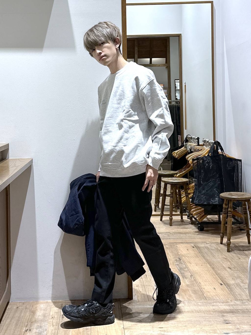 ブルー系のブルゾン、ブラック系のその他パンツ、グレー系のスウェットを着用したメンズの冬コーディネートの2枚目の写真