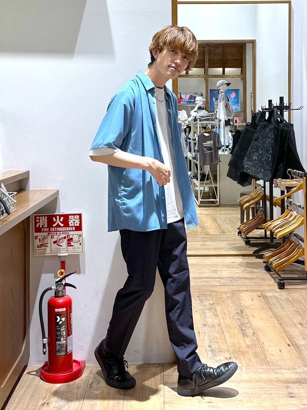 「シャツスタイル、シャツ、Tシャツ、パンツ、アーバンスラックス_GLOBAL WORK、夏コーデ、きれいめ、女子ウケ、ゆったり、テーマパーク、休日コーデ、デート/ロマンティック、楽ちんコーデ、ベーシック/シンプル、カジュアル」｜「GLOBAL WORKのサラサマ快適シャツ/レギュラーカラー/半袖/286395（シャツ/ブラウス、ブルー系）」を使った、おのさん（メンズ・175cm）の夏コーディネートの2枚目の写真