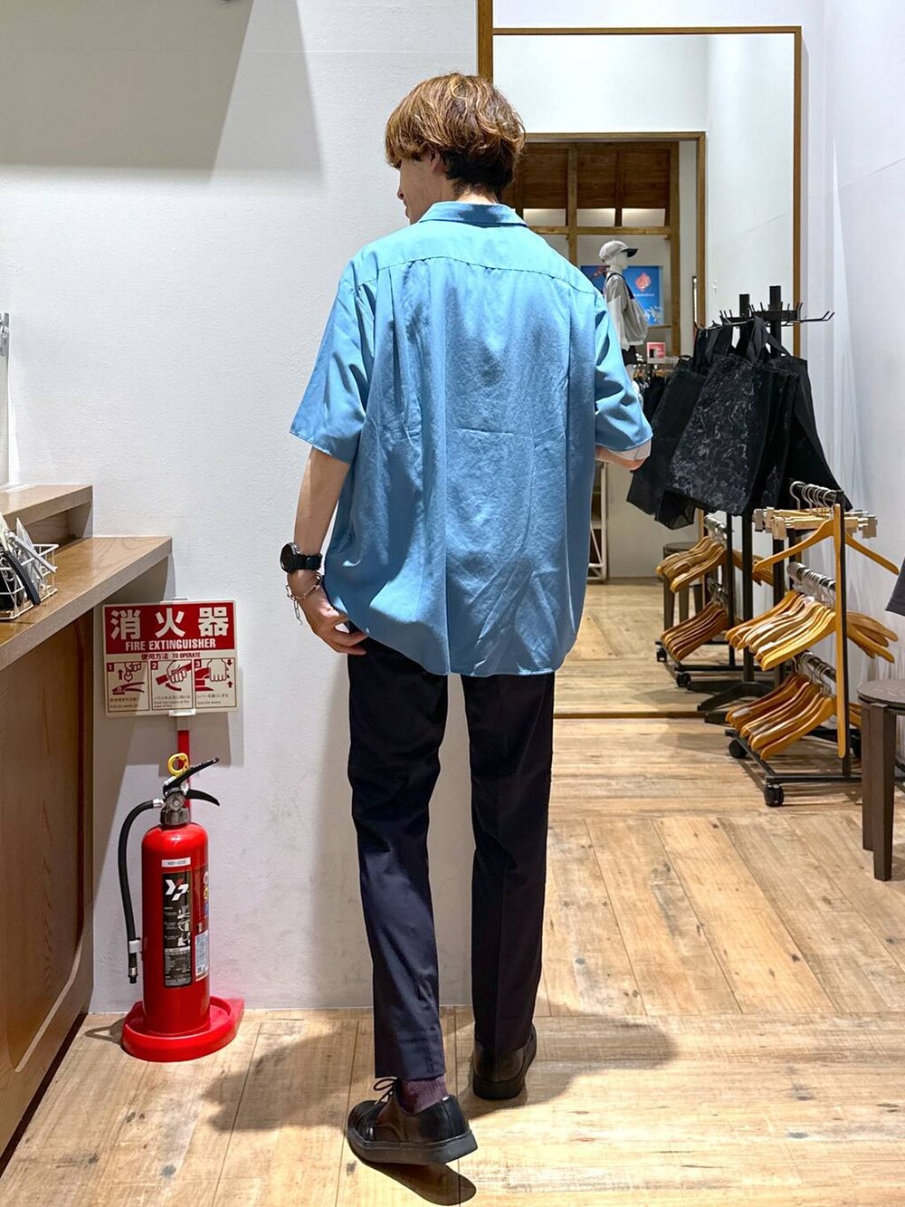 「シャツスタイル、シャツ、Tシャツ、パンツ、アーバンスラックス_GLOBAL WORK、夏コーデ、きれいめ、女子ウケ、ゆったり、テーマパーク、休日コーデ、デート/ロマンティック、楽ちんコーデ、ベーシック/シンプル、カジュアル」｜「GLOBAL WORKのサラサマ快適シャツ/レギュラーカラー/半袖/286395（シャツ/ブラウス、ブルー系）」を使った、おのさん（メンズ・175cm）の夏コーディネートの3枚目の写真