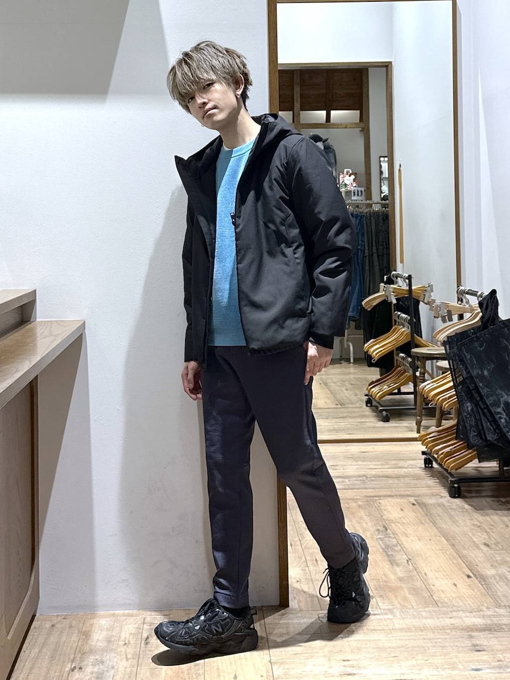 ブラック系のブルゾン、ブルー系のその他パンツ、ブルー系のニット/セーターを着用したメンズの冬コーディネートの2枚目の写真