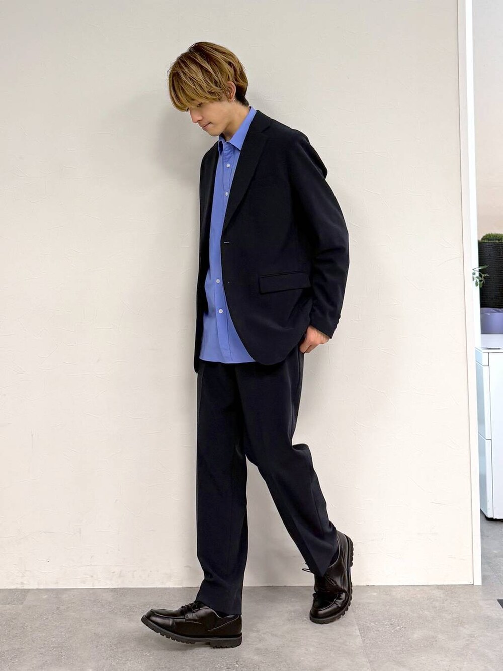 ブルー系のシャツ/ブラウス、ブルー系のスラックス、ブルー系のテーラードジャケットを着用したメンズの春コーディネートの2枚目の写真