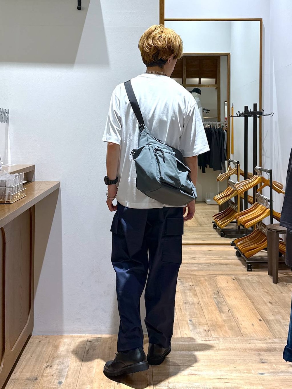 「きれいめ、女子ウケ、ゆったり、テーマパーク、休日コーデ、デート/ロマンティック、楽ちんコーデ、ベーシック/シンプル、GLOBAL WORK、どっと変わっちゃえ、カジュアル、旅行、Tシャツ、パンツ、ワイドパンツ」｜「GLOBAL WORKのクリーンデニム/カーゴパンツ/CLEAN MODE/319860（カーゴパンツ、ブルー系）」を使った、おのさん（メンズ・175cm）の秋コーディネートの3枚目の写真