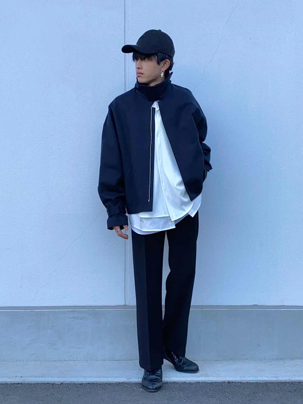 「ビッグシルエット、ワントーンコーデ、ネイビー、UNIQLO、スラックス、冬コーデ、モノトーン、レイヤードスタイル、NEW ERA、ユニクロ、休日スタイル、モード、エレガント、UNIQLO U」|「FREAK'S STOREのWEB限定 Relax Fit リラックスフィット レギュラーカラーシャツ(シャツ/ブラウス、ホワイト系)」を使った、おのさん(メンズ・174cm)の冬コーディネートの2枚目の写真