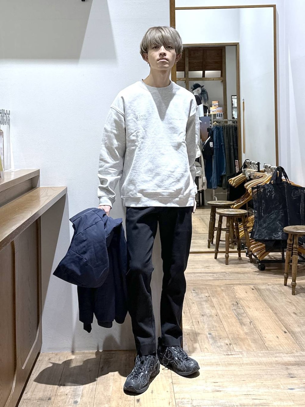 ブルー系のブルゾン、ブラック系のその他パンツ、グレー系のスウェットを着用したメンズの冬コーディネートの3枚目の写真