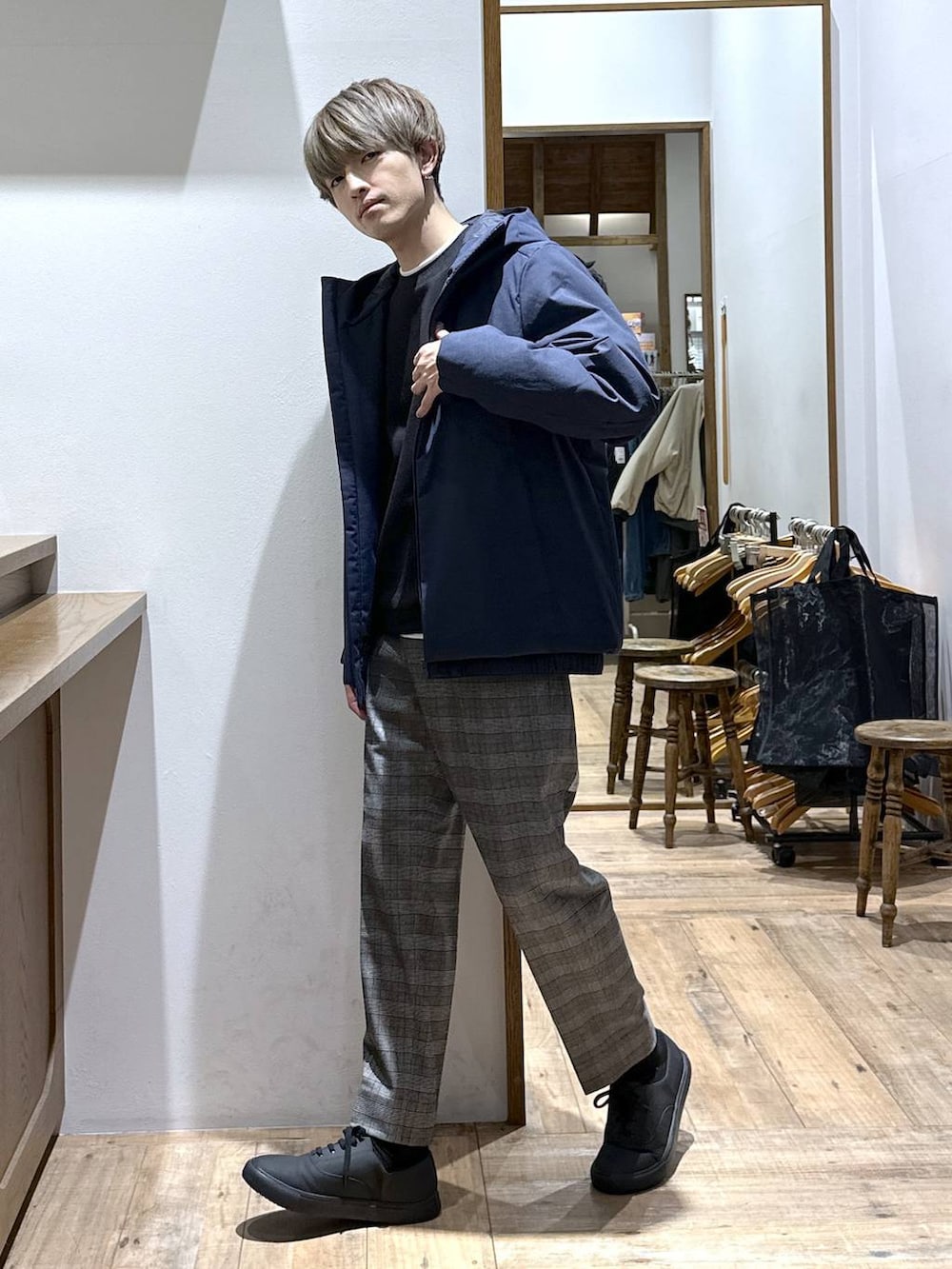 ブルー系のブルゾン、その他のスラックス、ブラック系のスウェットを着用したメンズの秋コーディネートの2枚目の写真