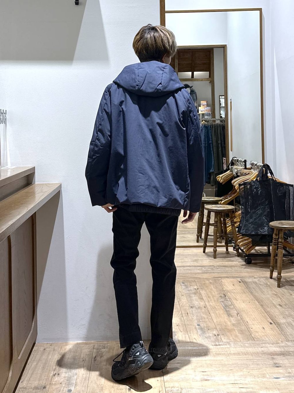 ブルー系のブルゾン、ブラック系のその他パンツ、グレー系のスウェットを着用したメンズの冬コーディネートの6枚目の写真