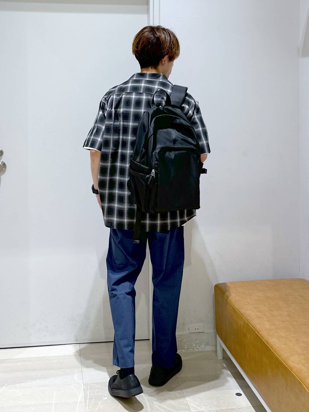 「楽ちんコーデ、スニーカー、きれいめ、女子ウケ、ゆったり、テーマパーク、休日コーデ、デート/ロマンティック、ベーシック/シンプル、カジュアル、旅行、GLOBAL WORK、どっと変わっちゃえ、シャツ、スウェット」|「GLOBAL WORKの撥水スマらくバックパック/131837(バックパック/リュック、ブラック系)」を使った、おのさん(メンズ・175cm)の夏コーディネートの3枚目の写真