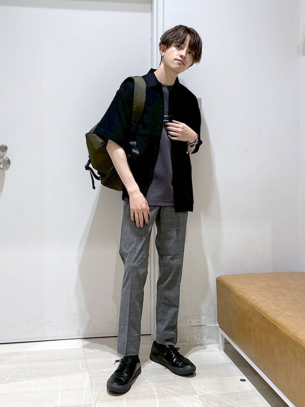 「シャツ、スウェット、パンツ、きれいめ、女子ウケ、ゆったり、テーマパーク、休日コーデ、デート/ロマンティック、楽ちんコーデ、ベーシック/シンプル、カジュアル、旅行、GLOBAL WORK、どっと変わっちゃえ」｜「GLOBAL WORKの撥水スマらくメッセンジャー/286146（メッセンジャーバッグ、グリーン系）」を使った、おのさん（メンズ・175cm）の夏コーディネートの2枚目の写真